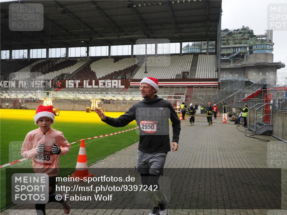 07.12.2025 - St. Pauli X-Mass-Run No. 15 Fabian Wolf http://msf.ph/oto/9397242 07.12.2025 10:43:59 Ziel 32, 179, 1651, 2499, 2950, 2955, 3100, 4254, 4255 meine-sportfotos.de