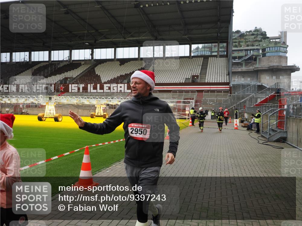 07.12.2025 - St. Pauli X-Mass-Run No. 15 Fabian Wolf http://msf.ph/oto/9397243 07.12.2025 10:44:00 Ziel 32, 179, 1651, 2499, 2950, 2955, 4254, 4255 meine-sportfotos.de