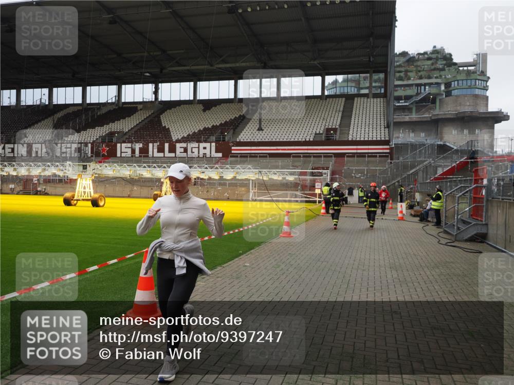 07.12.2025 - St. Pauli X-Mass-Run No. 15 Fabian Wolf http://msf.ph/oto/9397247 07.12.2025 10:44:00 Ziel 32, 179, 1651, 2499, 2950, 2955, 4254, 4255 meine-sportfotos.de