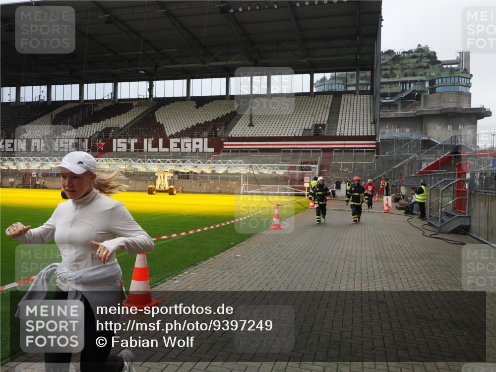 07.12.2025 - St. Pauli X-Mass-Run No. 15 Fabian Wolf http://msf.ph/oto/9397249 07.12.2025 10:44:01 Ziel 32, 179, 1651, 2499, 2950, 2955, 4254, 4255 meine-sportfotos.de