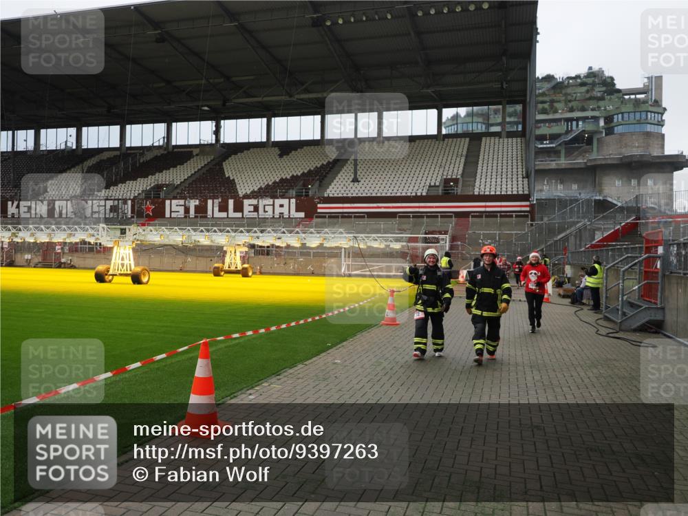 07.12.2025 - St. Pauli X-Mass-Run No. 15 Fabian Wolf http://msf.ph/oto/9397263 07.12.2025 10:44:05 Ziel 32, 179, 1651, 2499, 2950, 2955, 3012, 4254, 4255 meine-sportfotos.de