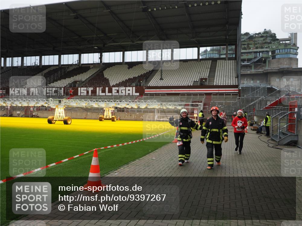 07.12.2025 - St. Pauli X-Mass-Run No. 15 Fabian Wolf http://msf.ph/oto/9397267 07.12.2025 10:44:06 Ziel 32, 179, 1651, 2499, 2950, 2955, 3012, 4254, 4255 meine-sportfotos.de