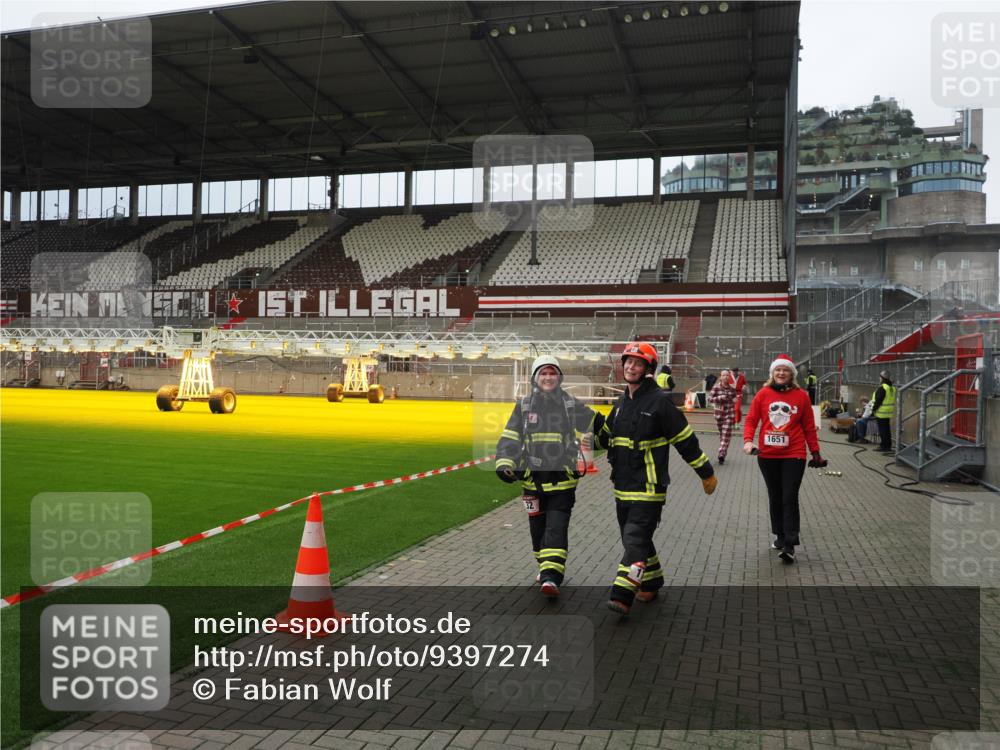 07.12.2025 - St. Pauli X-Mass-Run No. 15 Fabian Wolf http://msf.ph/oto/9397274 07.12.2025 10:44:08 Ziel 32, 179, 1651, 1947, 1948, 2499, 2950, 2955, 3012, 4254, 4255 meine-sportfotos.de
