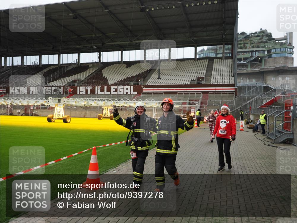 07.12.2025 - St. Pauli X-Mass-Run No. 15 Fabian Wolf http://msf.ph/oto/9397278 07.12.2025 10:44:09 Ziel 32, 179, 1651, 1947, 1948, 2499, 2950, 2955, 3012, 4254, 4255 meine-sportfotos.de