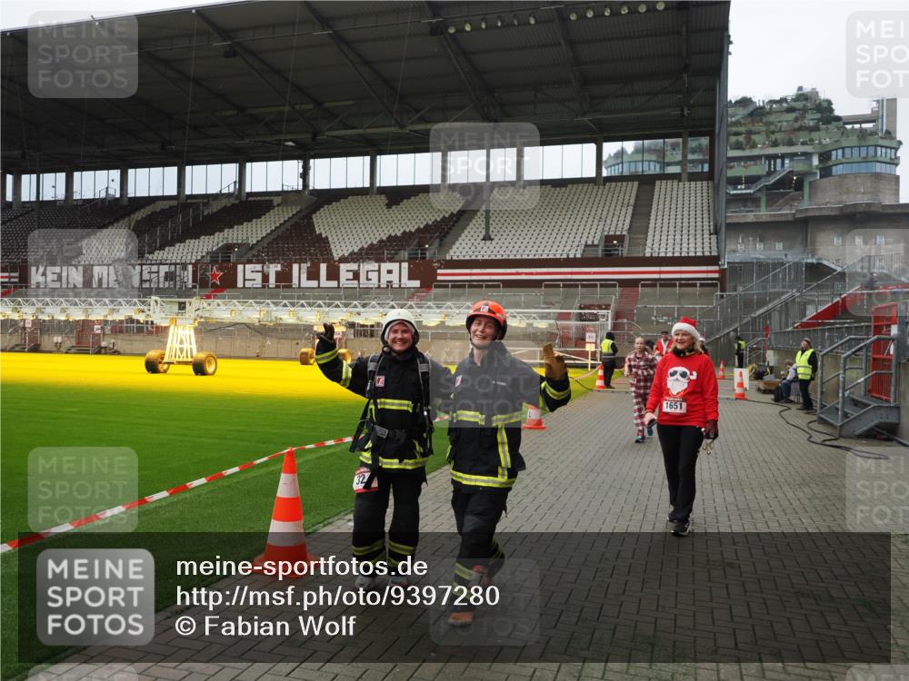 07.12.2025 - St. Pauli X-Mass-Run No. 15 Fabian Wolf http://msf.ph/oto/9397280 07.12.2025 10:44:09 Ziel 32, 179, 1651, 1947, 1948, 2499, 2950, 2955, 3012, 4254, 4255 meine-sportfotos.de