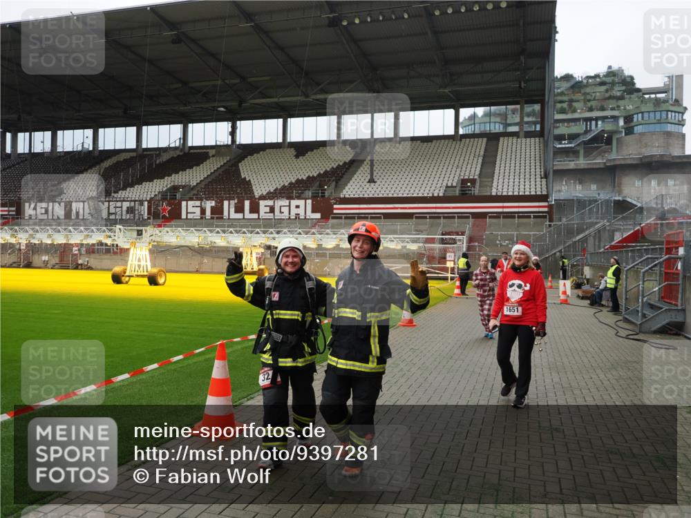 07.12.2025 - St. Pauli X-Mass-Run No. 15 Fabian Wolf http://msf.ph/oto/9397281 07.12.2025 10:44:09 Ziel 32, 179, 1651, 1947, 1948, 2499, 2950, 2955, 3012, 4254, 4255 meine-sportfotos.de