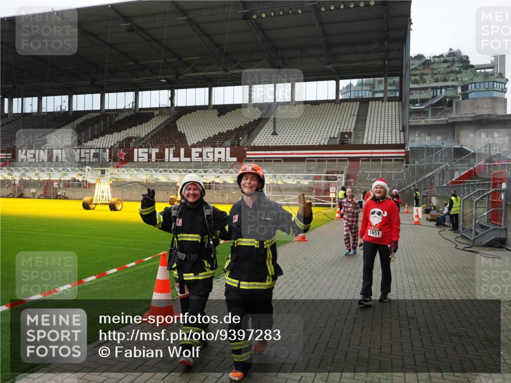 07.12.2025 - St. Pauli X-Mass-Run No. 15 Fabian Wolf http://msf.ph/oto/9397283 07.12.2025 10:44:10 Ziel 32, 179, 1651, 1947, 1948, 2499, 2950, 2955, 3012, 4254, 4255 meine-sportfotos.de