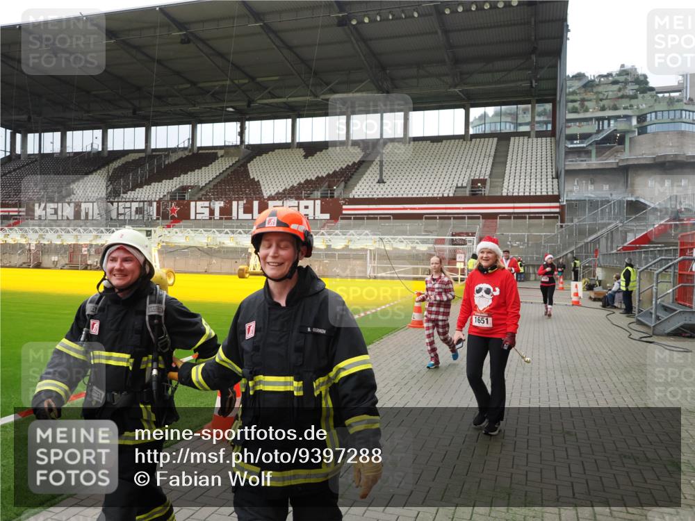 07.12.2025 - St. Pauli X-Mass-Run No. 15 Fabian Wolf http://msf.ph/oto/9397288 07.12.2025 10:44:11 Ziel 32, 179, 1651, 1947, 1948, 2499, 2950, 2955, 3012 meine-sportfotos.de