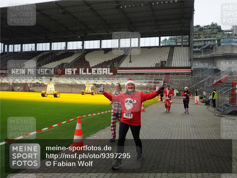 07.12.2025 - St. Pauli X-Mass-Run No. 15 Fabian Wolf http://msf.ph/oto/9397295 07.12.2025 10:44:12 Ziel 32, 179, 1651, 1947, 1948, 2499, 3012 meine-sportfotos.de