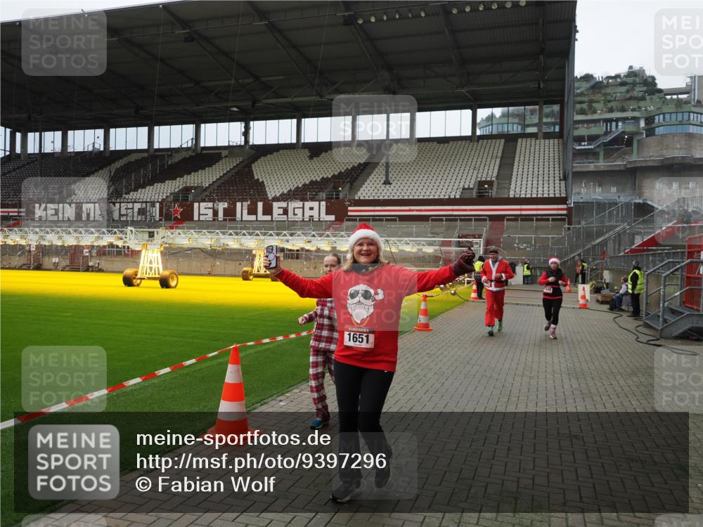 07.12.2025 - St. Pauli X-Mass-Run No. 15 Fabian Wolf http://msf.ph/oto/9397296 07.12.2025 10:44:12 Ziel 32, 179, 1651, 1947, 1948, 2499, 3012 meine-sportfotos.de