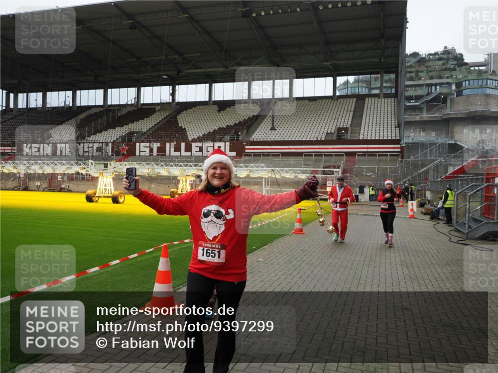07.12.2025 - St. Pauli X-Mass-Run No. 15 Fabian Wolf http://msf.ph/oto/9397299 07.12.2025 10:44:13 Ziel 32, 179, 1651, 1947, 1948, 2499, 3012 meine-sportfotos.de