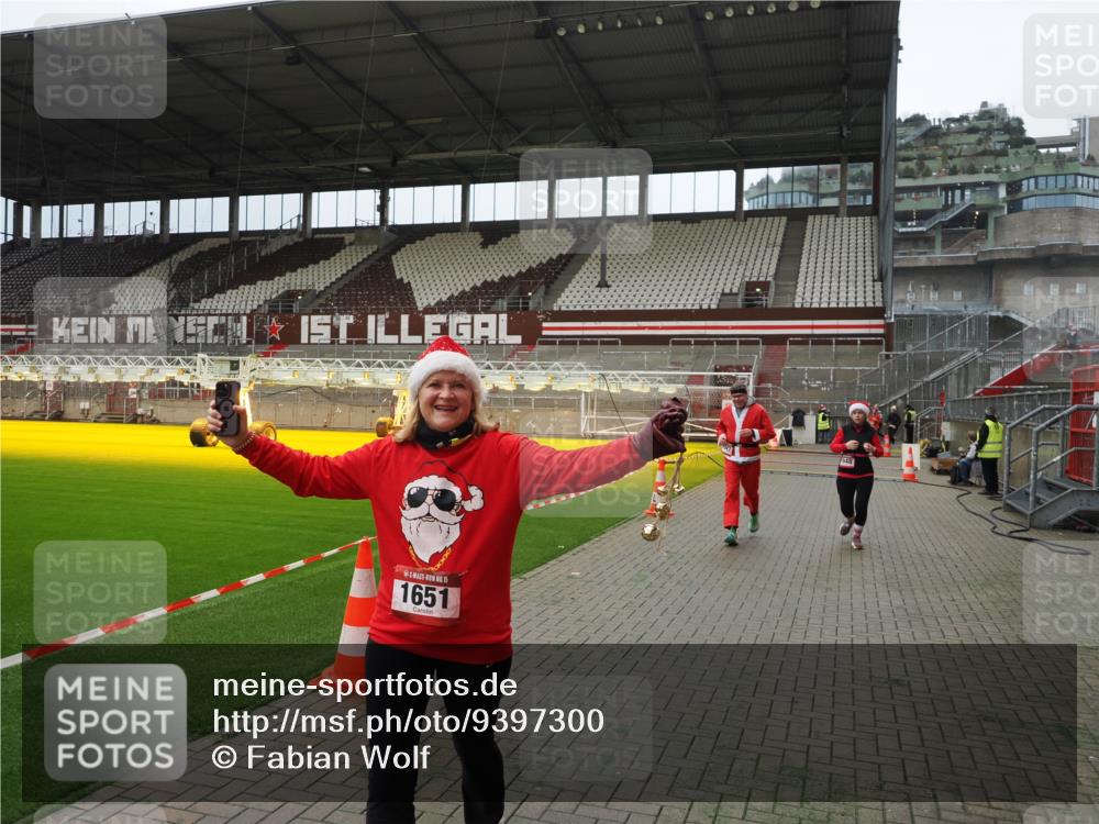 07.12.2025 - St. Pauli X-Mass-Run No. 15 Fabian Wolf http://msf.ph/oto/9397300 07.12.2025 10:44:13 Ziel 32, 179, 1651, 1947, 1948, 2499, 3012 meine-sportfotos.de
