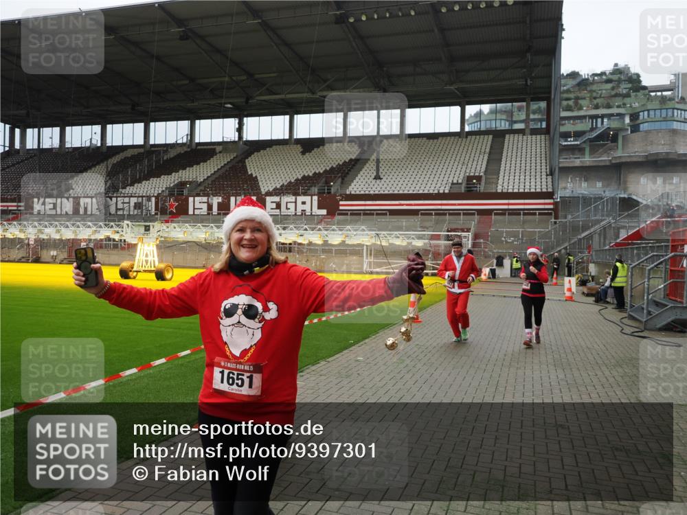 07.12.2025 - St. Pauli X-Mass-Run No. 15 Fabian Wolf http://msf.ph/oto/9397301 07.12.2025 10:44:13 Ziel 32, 179, 1651, 1947, 1948, 2499, 3012 meine-sportfotos.de