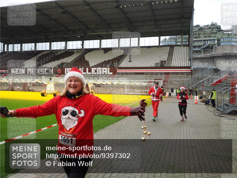 07.12.2025 - St. Pauli X-Mass-Run No. 15 Fabian Wolf http://msf.ph/oto/9397302 07.12.2025 10:44:13 Ziel 32, 179, 1651, 1947, 1948, 2499, 3012 meine-sportfotos.de