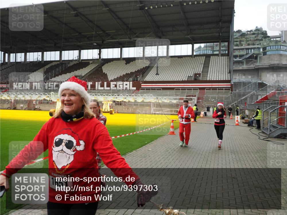 07.12.2025 - St. Pauli X-Mass-Run No. 15 Fabian Wolf http://msf.ph/oto/9397303 07.12.2025 10:44:14 Ziel 32, 179, 1651, 1947, 1948, 3012 meine-sportfotos.de