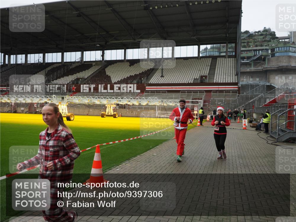 07.12.2025 - St. Pauli X-Mass-Run No. 15 Fabian Wolf http://msf.ph/oto/9397306 07.12.2025 10:44:14 Ziel 32, 179, 1651, 1947, 1948, 3012 meine-sportfotos.de