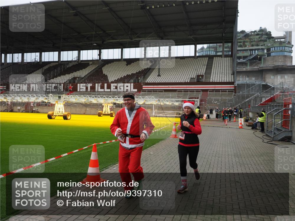 07.12.2025 - St. Pauli X-Mass-Run No. 15 Fabian Wolf http://msf.ph/oto/9397310 07.12.2025 10:44:16 Ziel 32, 179, 1089, 1651, 1947, 1948, 3012 meine-sportfotos.de