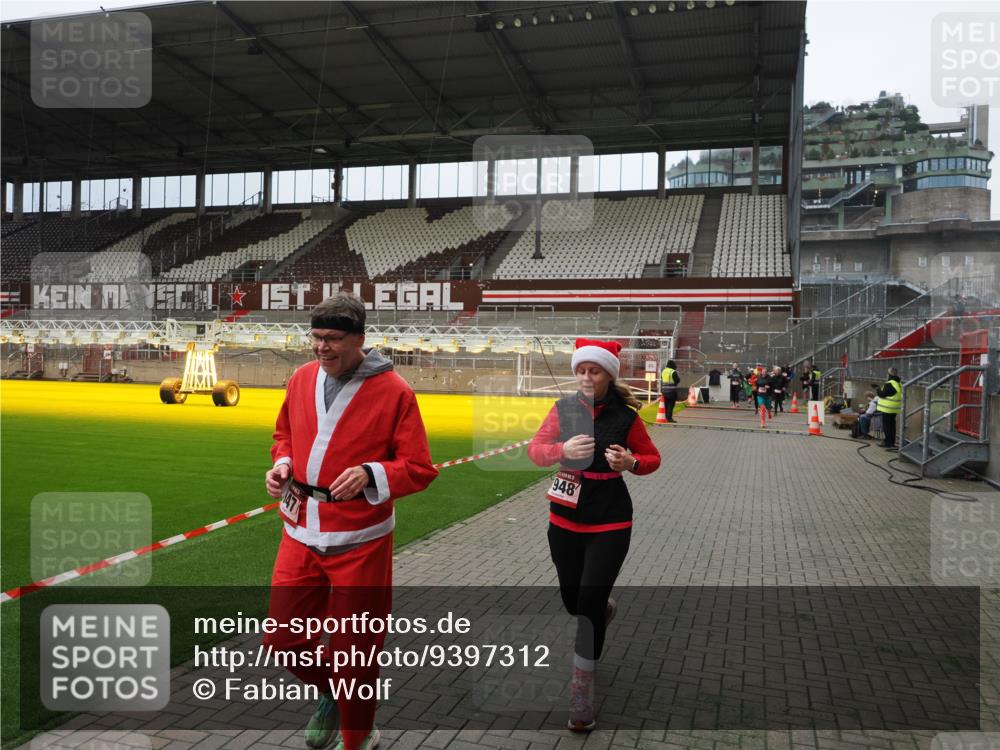07.12.2025 - St. Pauli X-Mass-Run No. 15 Fabian Wolf http://msf.ph/oto/9397312 07.12.2025 10:44:16 Ziel 32, 179, 1089, 1651, 1947, 1948, 3012 meine-sportfotos.de