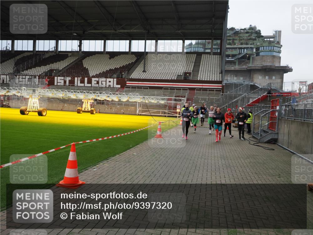 07.12.2025 - St. Pauli X-Mass-Run No. 15 Fabian Wolf http://msf.ph/oto/9397320 07.12.2025 10:44:22 Ziel 220, 571, 1051, 1059, 1060, 1089, 1421, 1947, 1948, 2357, 2359, 3012 meine-sportfotos.de