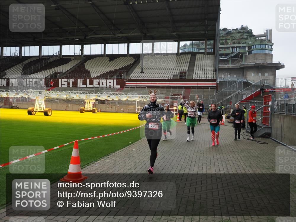 07.12.2025 - St. Pauli X-Mass-Run No. 15 Fabian Wolf http://msf.ph/oto/9397326 07.12.2025 10:44:24 Ziel 220, 571, 1051, 1059, 1060, 1089, 1421, 1947, 1948, 2357, 2359 meine-sportfotos.de