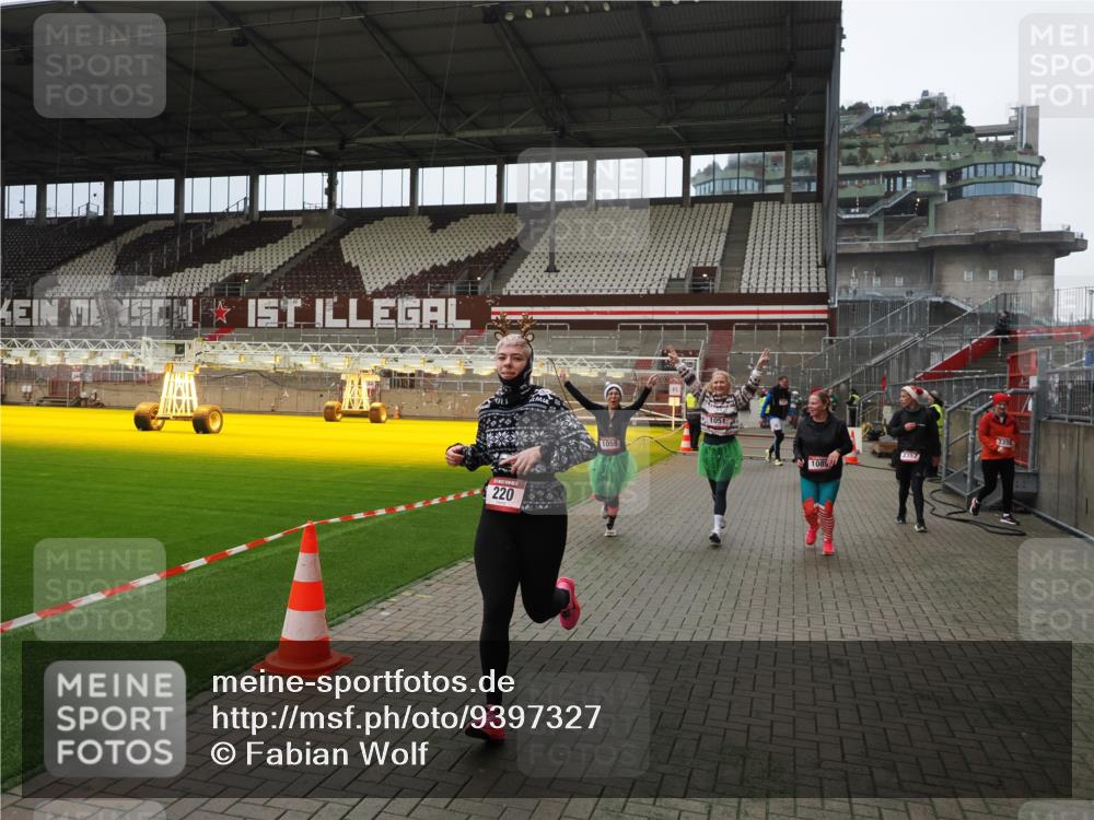 07.12.2025 - St. Pauli X-Mass-Run No. 15 Fabian Wolf http://msf.ph/oto/9397327 07.12.2025 10:44:24 Ziel 220, 571, 1051, 1059, 1060, 1089, 1421, 1947, 1948, 2357, 2359 meine-sportfotos.de