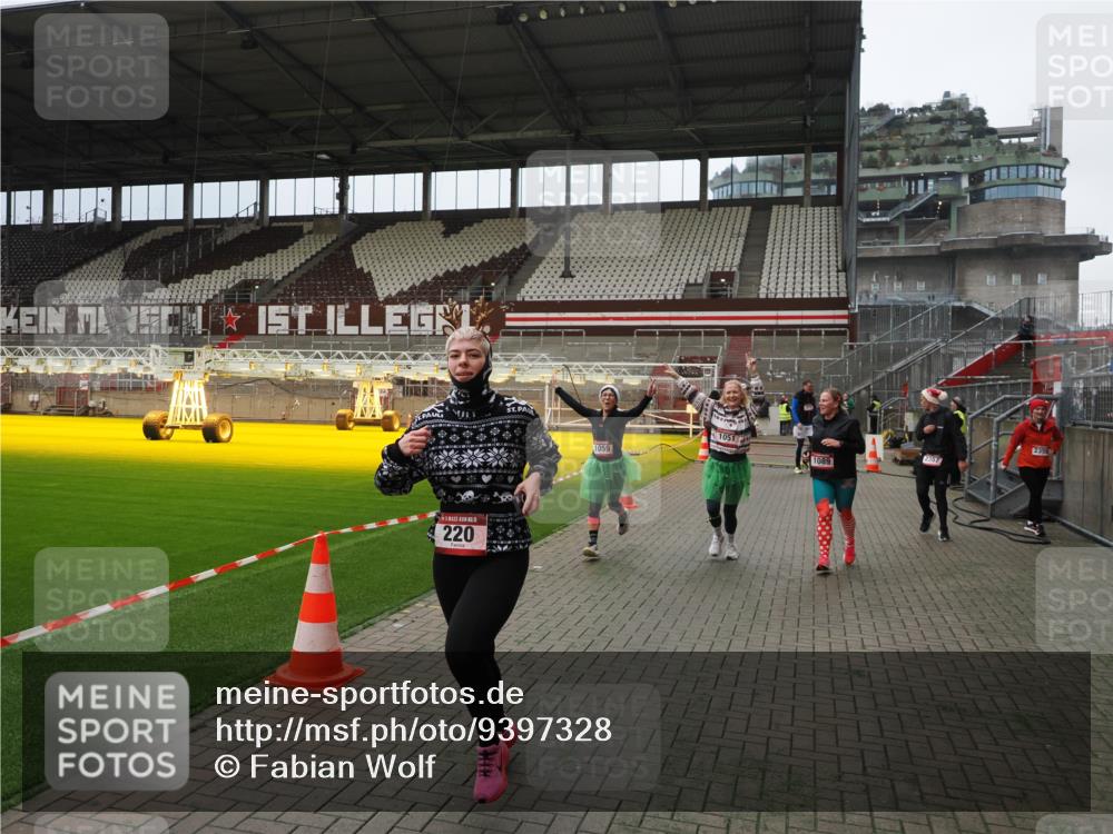 07.12.2025 - St. Pauli X-Mass-Run No. 15 Fabian Wolf http://msf.ph/oto/9397328 07.12.2025 10:44:24 Ziel 220, 571, 1051, 1059, 1060, 1089, 1421, 1947, 1948, 2357, 2359 meine-sportfotos.de