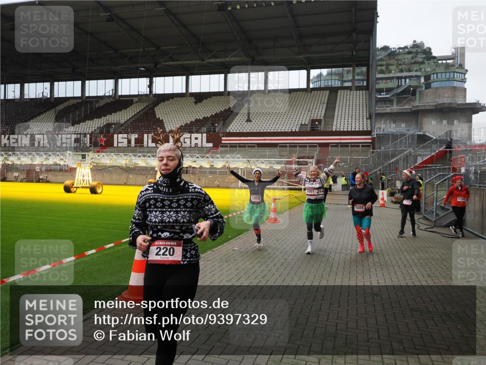 07.12.2025 - St. Pauli X-Mass-Run No. 15 Fabian Wolf http://msf.ph/oto/9397329 07.12.2025 10:44:25 Ziel 220, 571, 1051, 1059, 1060, 1089, 1421, 1947, 1948, 2357, 2359 meine-sportfotos.de