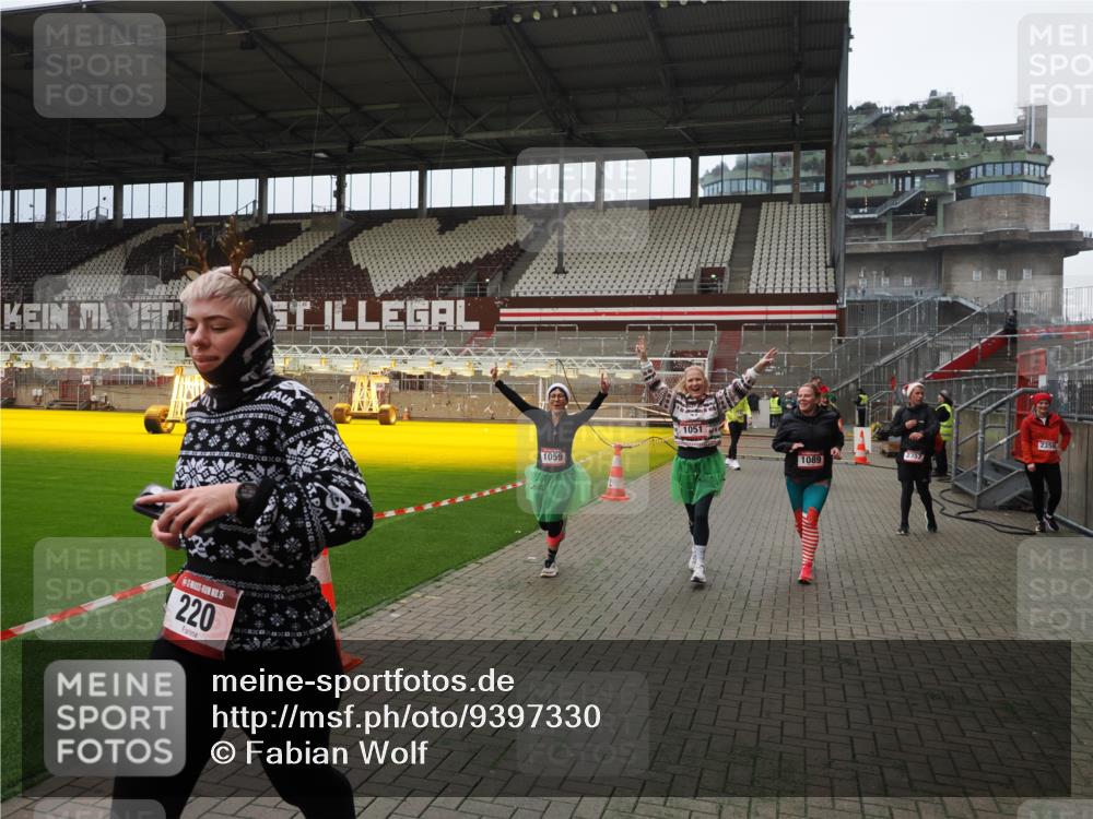 07.12.2025 - St. Pauli X-Mass-Run No. 15 Fabian Wolf http://msf.ph/oto/9397330 07.12.2025 10:44:25 Ziel 220, 571, 1051, 1059, 1060, 1089, 1421, 1947, 1948, 2357, 2359 meine-sportfotos.de