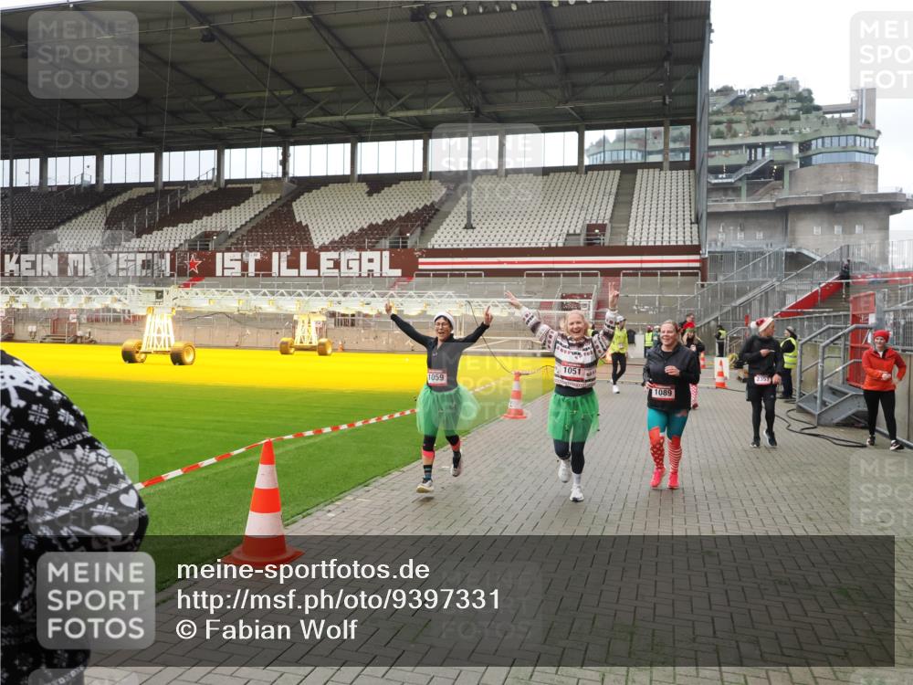 07.12.2025 - St. Pauli X-Mass-Run No. 15 Fabian Wolf http://msf.ph/oto/9397331 07.12.2025 10:44:25 Ziel 220, 571, 1051, 1059, 1060, 1089, 1421, 1947, 1948, 2357, 2359 meine-sportfotos.de