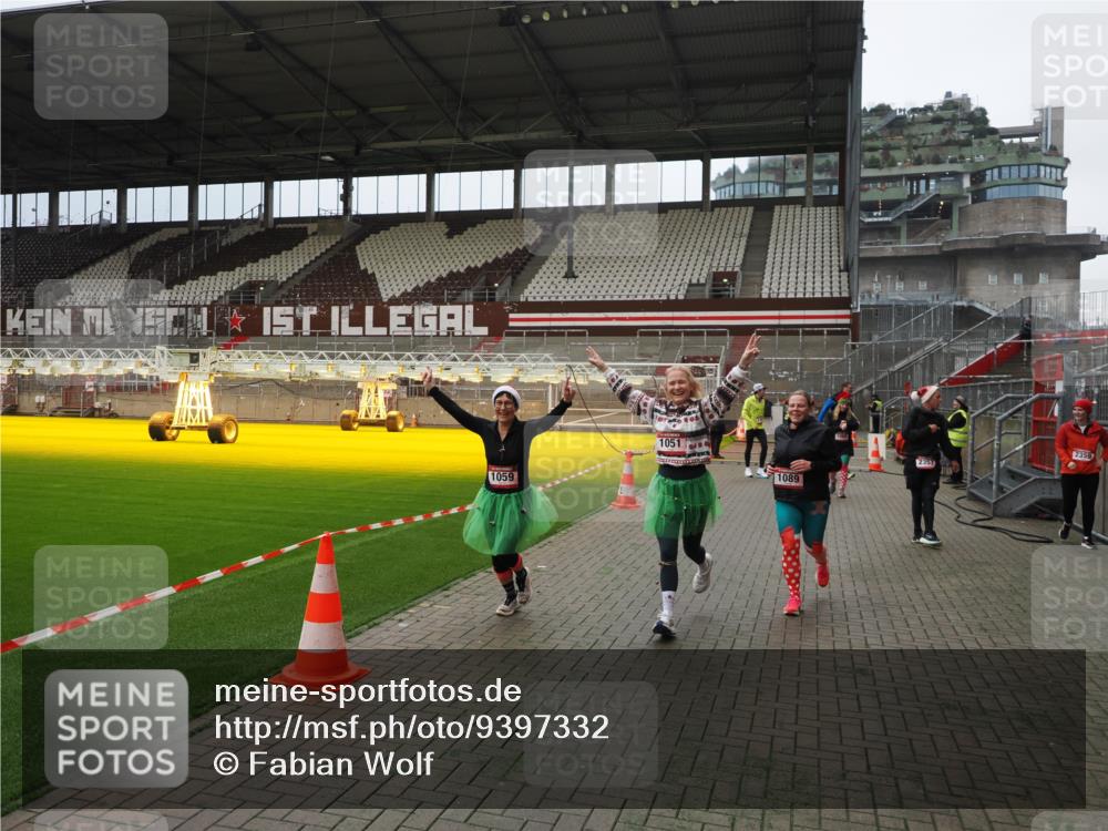 07.12.2025 - St. Pauli X-Mass-Run No. 15 Fabian Wolf http://msf.ph/oto/9397332 07.12.2025 10:44:25 Ziel 220, 571, 1051, 1059, 1060, 1089, 1421, 1947, 1948, 2357, 2359 meine-sportfotos.de