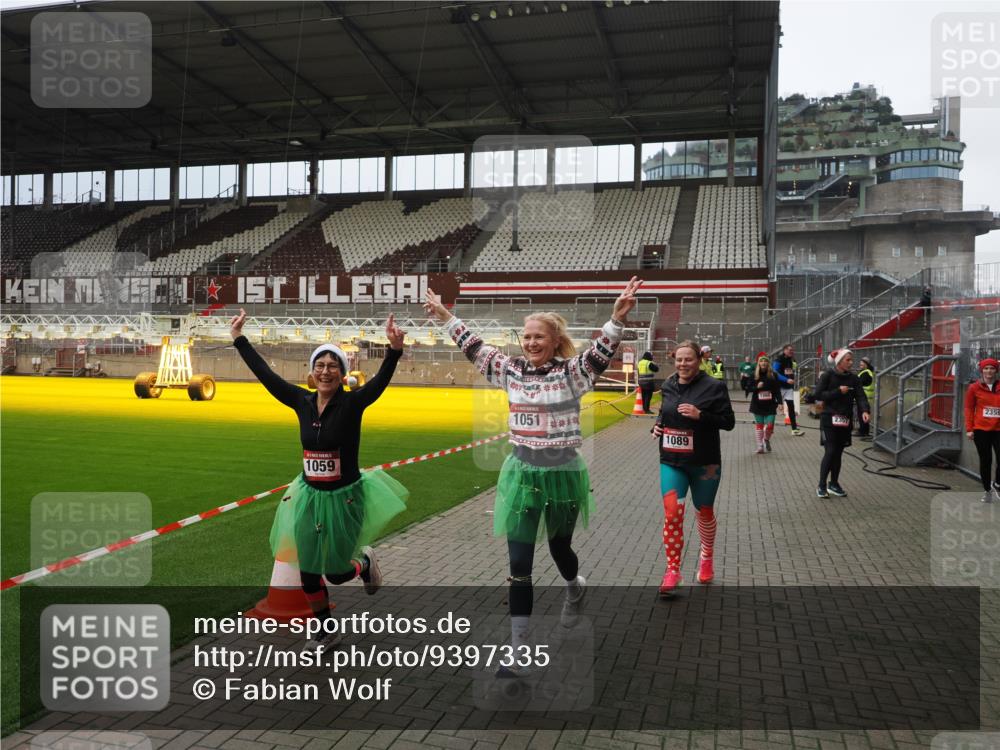 07.12.2025 - St. Pauli X-Mass-Run No. 15 Fabian Wolf http://msf.ph/oto/9397335 07.12.2025 10:44:26 Ziel 220, 571, 1051, 1059, 1060, 1089, 1421, 1947, 1948, 2357, 2359 meine-sportfotos.de
