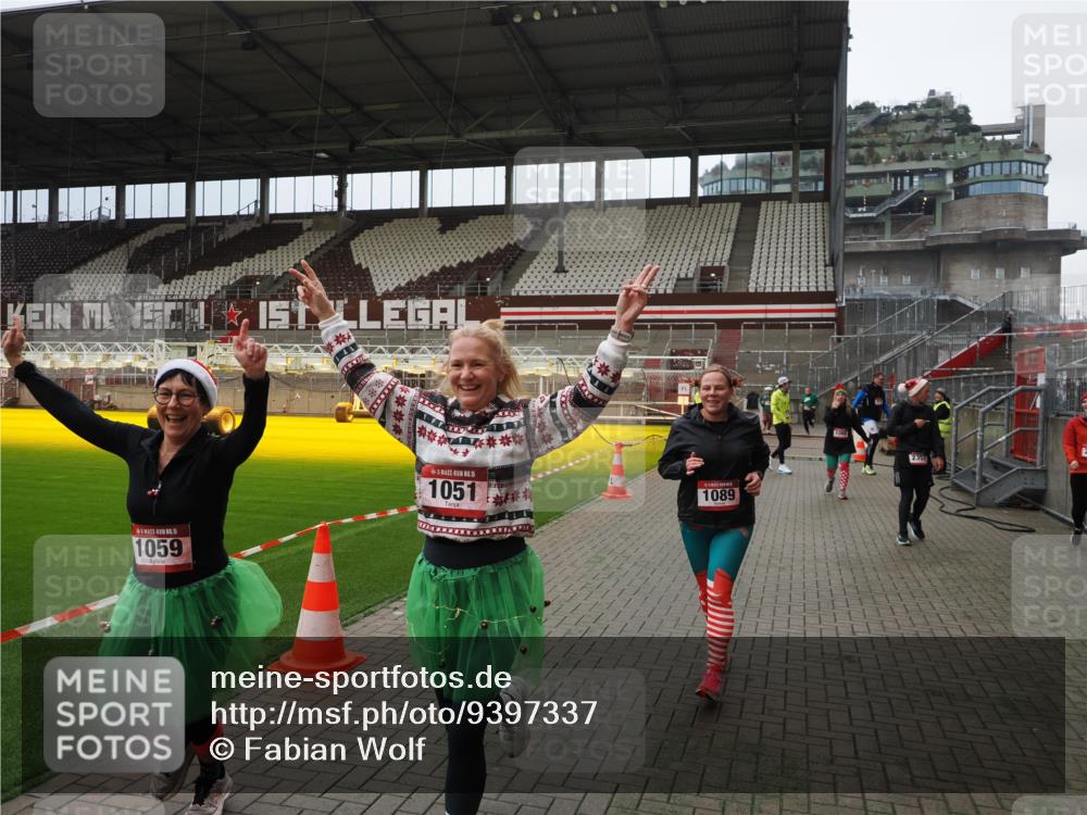 07.12.2025 - St. Pauli X-Mass-Run No. 15 Fabian Wolf http://msf.ph/oto/9397337 07.12.2025 10:44:26 Ziel 220, 571, 1051, 1059, 1060, 1089, 1421, 1947, 1948, 2357, 2359 meine-sportfotos.de