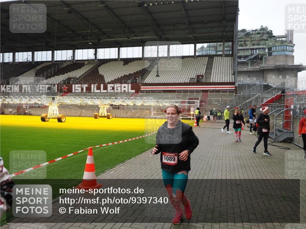 07.12.2025 - St. Pauli X-Mass-Run No. 15 Fabian Wolf http://msf.ph/oto/9397340 07.12.2025 10:44:27 Ziel 220, 571, 1051, 1059, 1060, 1089, 1421, 1947, 1948, 2357, 2359 meine-sportfotos.de