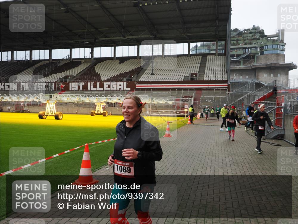 07.12.2025 - St. Pauli X-Mass-Run No. 15 Fabian Wolf http://msf.ph/oto/9397342 07.12.2025 10:44:27 Ziel 220, 571, 1051, 1059, 1060, 1089, 1421, 1947, 1948, 2357, 2359 meine-sportfotos.de