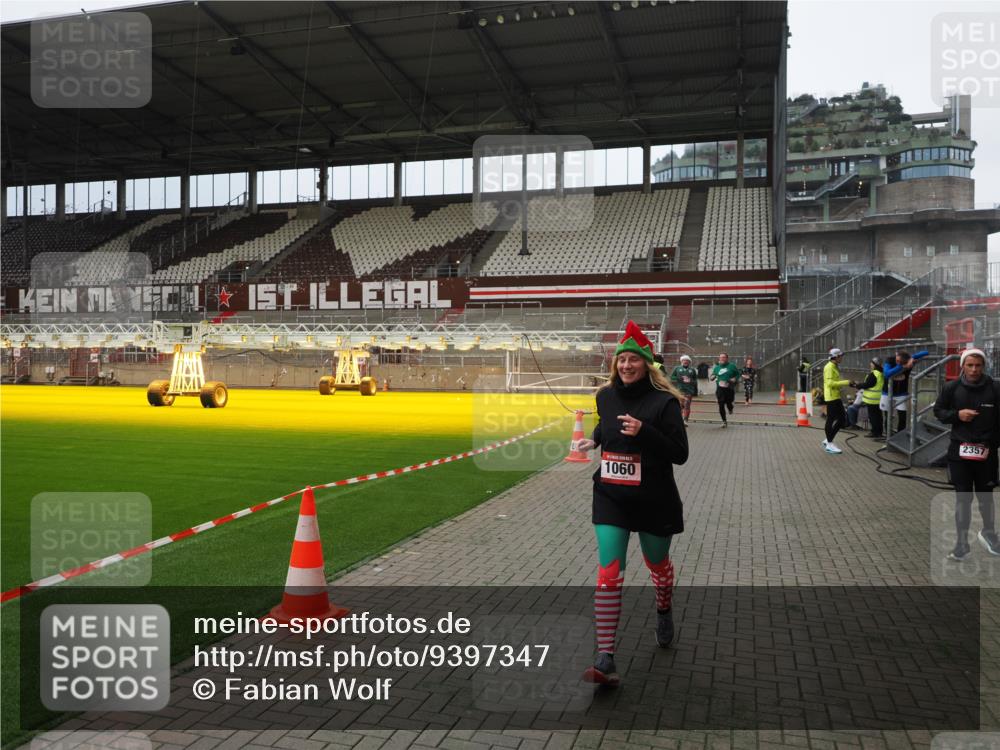 07.12.2025 - St. Pauli X-Mass-Run No. 15 Fabian Wolf http://msf.ph/oto/9397347 07.12.2025 10:44:30 Ziel 220, 571, 1051, 1059, 1060, 1089, 1421, 2321, 2325, 2357, 2359 meine-sportfotos.de