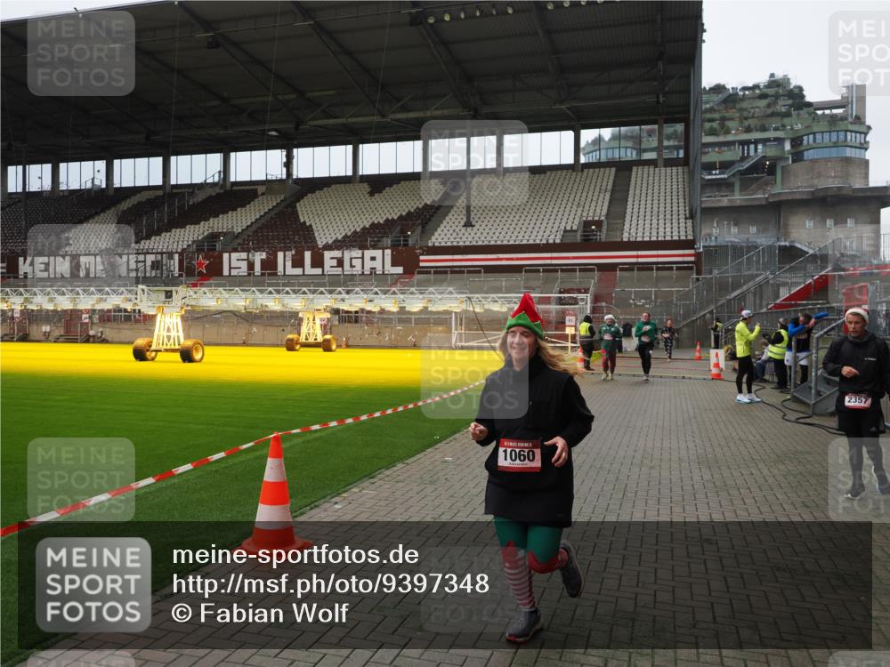 07.12.2025 - St. Pauli X-Mass-Run No. 15 Fabian Wolf http://msf.ph/oto/9397348 07.12.2025 10:44:30 Ziel 220, 571, 1051, 1059, 1060, 1089, 1421, 2321, 2325, 2357, 2359 meine-sportfotos.de