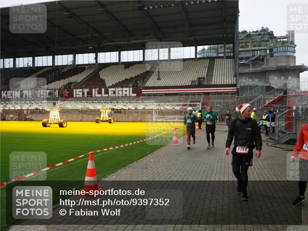07.12.2025 - St. Pauli X-Mass-Run No. 15 Fabian Wolf http://msf.ph/oto/9397352 07.12.2025 10:44:33 Ziel 220, 571, 1051, 1059, 1060, 1089, 1421, 2321, 2325, 2357, 2359, 3132 meine-sportfotos.de