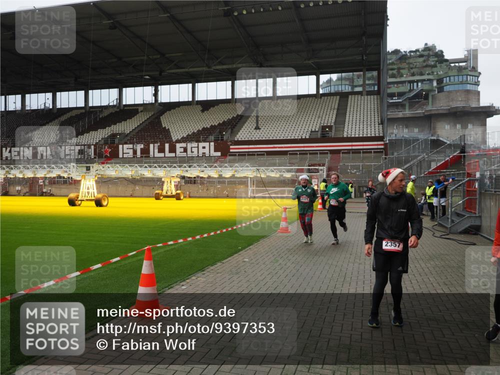 07.12.2025 - St. Pauli X-Mass-Run No. 15 Fabian Wolf http://msf.ph/oto/9397353 07.12.2025 10:44:33 Ziel 220, 571, 1051, 1059, 1060, 1089, 1421, 2321, 2325, 2357, 2359, 3132 meine-sportfotos.de