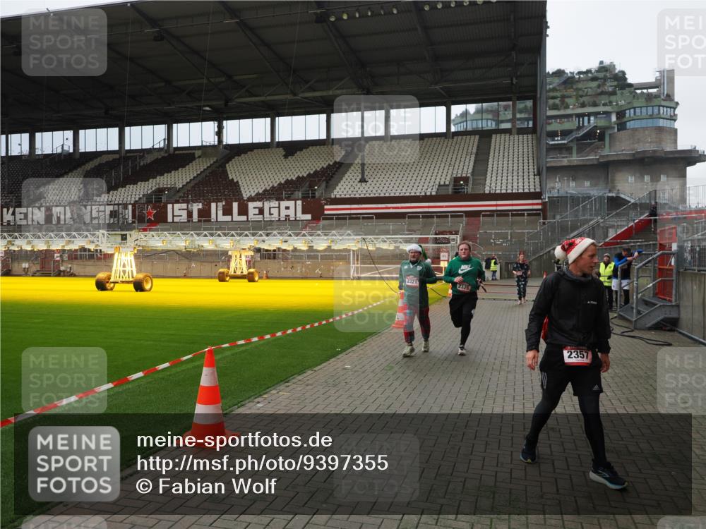 07.12.2025 - St. Pauli X-Mass-Run No. 15 Fabian Wolf http://msf.ph/oto/9397355 07.12.2025 10:44:34 Ziel 220, 571, 1051, 1059, 1060, 1089, 1421, 2321, 2325, 2357, 2359, 3132 meine-sportfotos.de