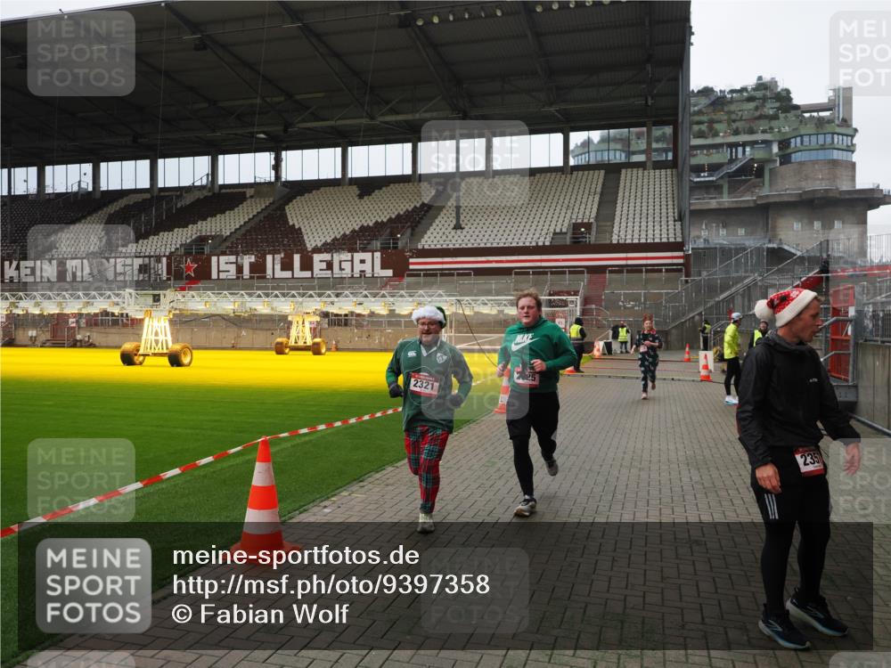 07.12.2025 - St. Pauli X-Mass-Run No. 15 Fabian Wolf http://msf.ph/oto/9397358 07.12.2025 10:44:35 Ziel 220, 571, 1051, 1059, 1060, 1089, 1421, 2321, 2325, 2357, 2359, 3132 meine-sportfotos.de