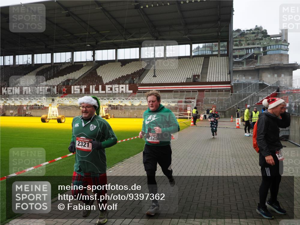 07.12.2025 - St. Pauli X-Mass-Run No. 15 Fabian Wolf http://msf.ph/oto/9397362 07.12.2025 10:44:36 Ziel 220, 571, 1051, 1059, 1060, 1421, 2321, 2325, 2357, 2359, 3132 meine-sportfotos.de