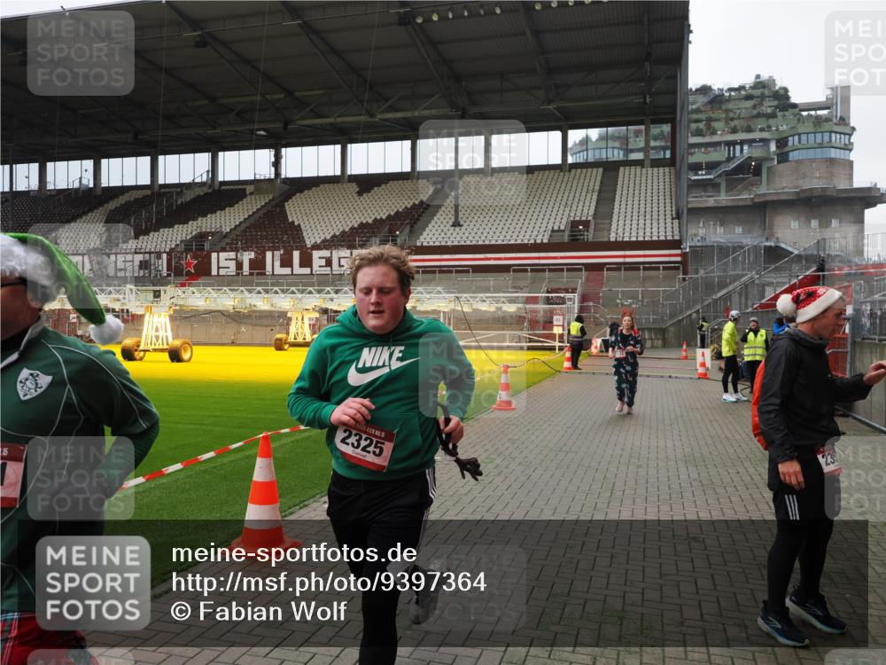 07.12.2025 - St. Pauli X-Mass-Run No. 15 Fabian Wolf http://msf.ph/oto/9397364 07.12.2025 10:44:36 Ziel 220, 571, 1051, 1059, 1060, 1421, 2321, 2325, 2357, 2359, 3132 meine-sportfotos.de