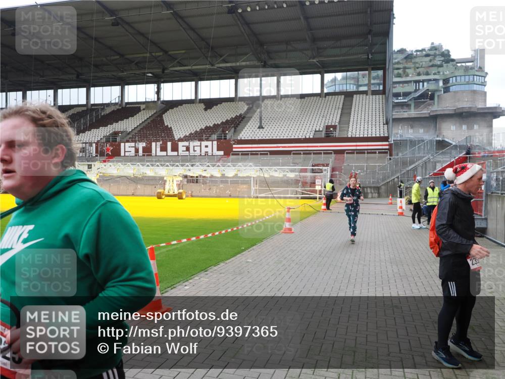 07.12.2025 - St. Pauli X-Mass-Run No. 15 Fabian Wolf http://msf.ph/oto/9397365 07.12.2025 10:44:37 Ziel 220, 571, 1051, 1059, 1060, 1421, 2321, 2325, 2357, 2359, 3132 meine-sportfotos.de