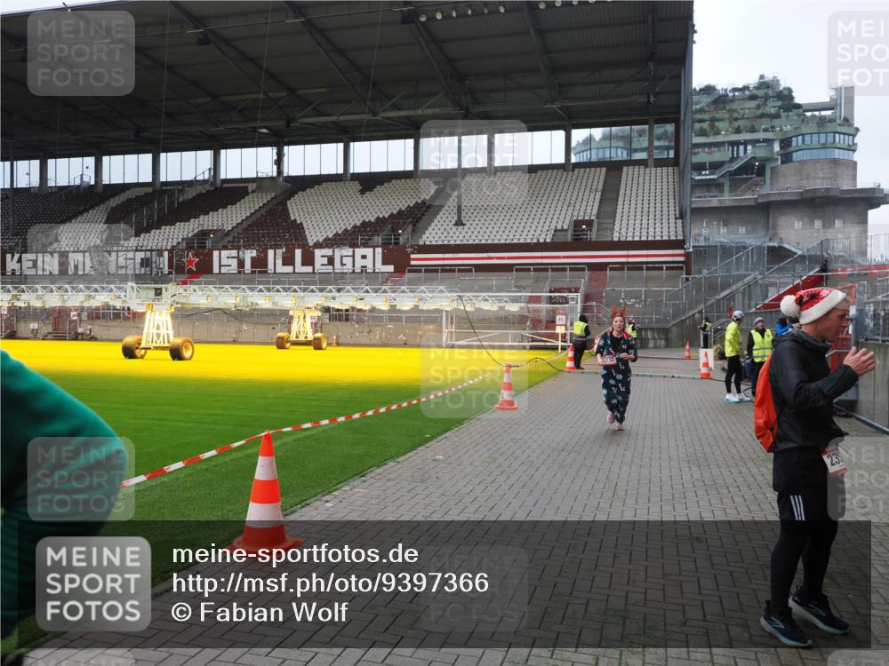 07.12.2025 - St. Pauli X-Mass-Run No. 15 Fabian Wolf http://msf.ph/oto/9397366 07.12.2025 10:44:37 Ziel 220, 571, 1051, 1059, 1060, 1421, 2321, 2325, 2357, 2359, 3132 meine-sportfotos.de