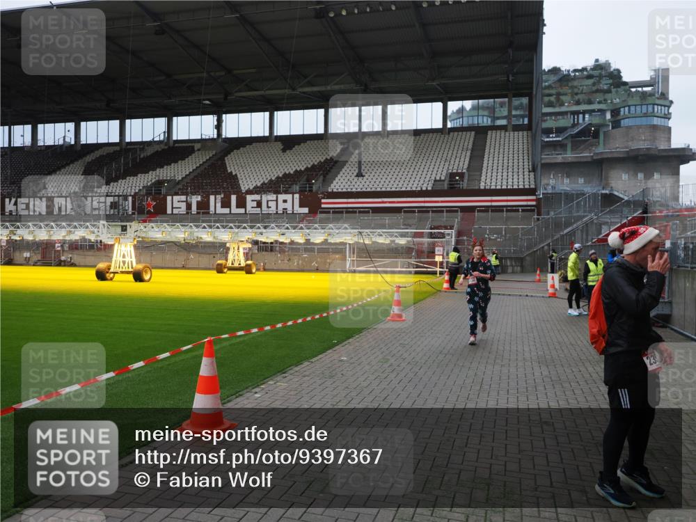 07.12.2025 - St. Pauli X-Mass-Run No. 15 Fabian Wolf http://msf.ph/oto/9397367 07.12.2025 10:44:37 Ziel 220, 571, 1051, 1059, 1060, 1421, 2321, 2325, 2357, 2359, 3132 meine-sportfotos.de