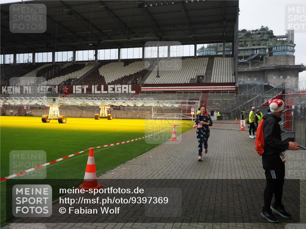 07.12.2025 - St. Pauli X-Mass-Run No. 15 Fabian Wolf http://msf.ph/oto/9397369 07.12.2025 10:44:38 Ziel 220, 571, 1051, 1059, 1060, 1421, 2321, 2325, 3132 meine-sportfotos.de