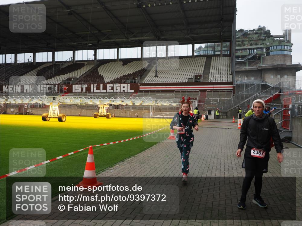 07.12.2025 - St. Pauli X-Mass-Run No. 15 Fabian Wolf http://msf.ph/oto/9397372 07.12.2025 10:44:39 Ziel 571, 1051, 1059, 1060, 1421, 2321, 2325, 3132 meine-sportfotos.de