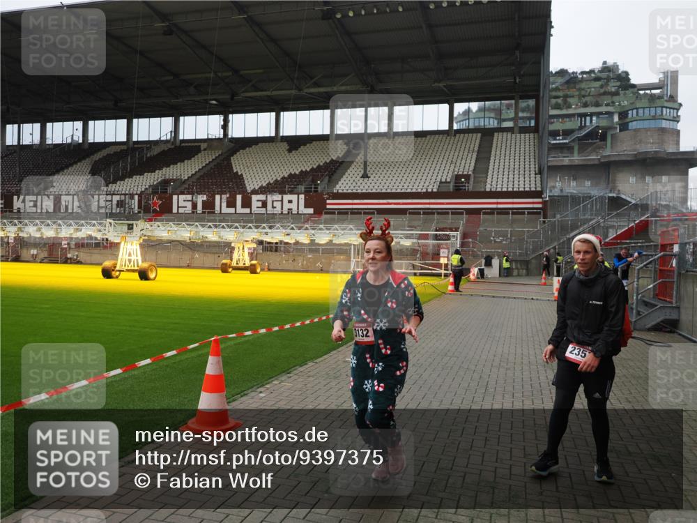 07.12.2025 - St. Pauli X-Mass-Run No. 15 Fabian Wolf http://msf.ph/oto/9397375 07.12.2025 10:44:39 Ziel 571, 1051, 1059, 1060, 1421, 2321, 2325, 3132 meine-sportfotos.de