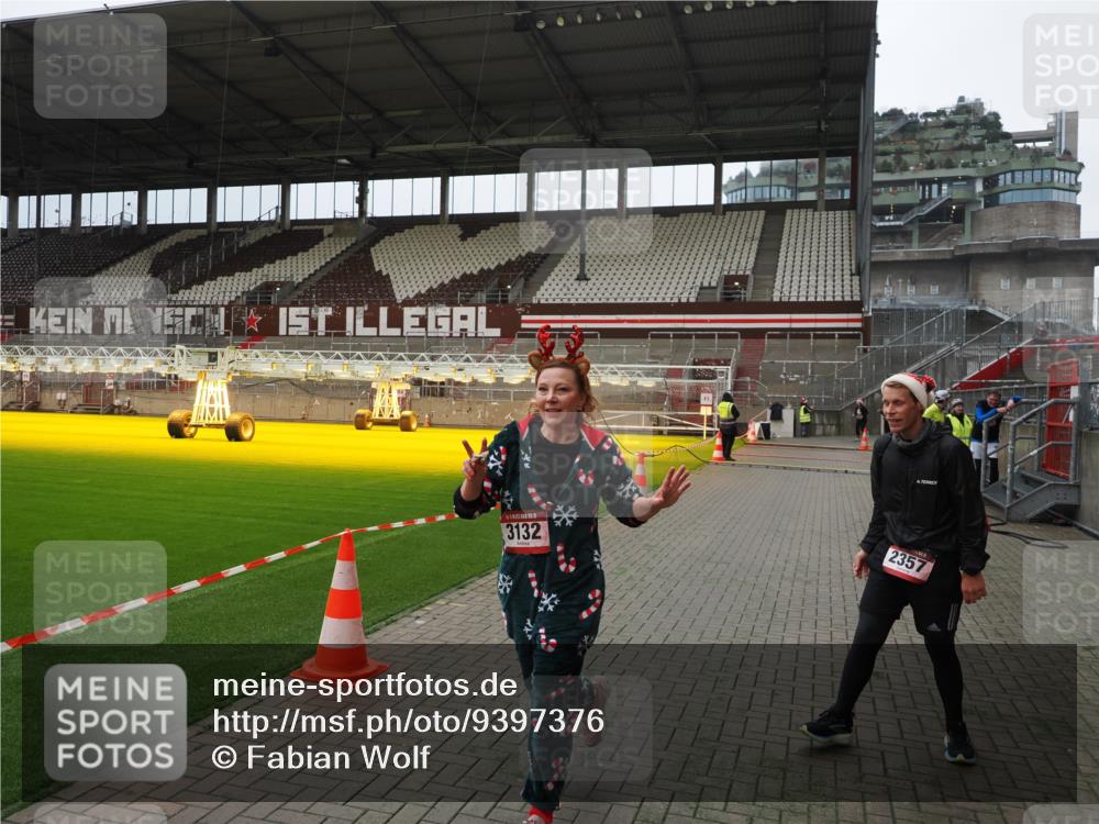 07.12.2025 - St. Pauli X-Mass-Run No. 15 Fabian Wolf http://msf.ph/oto/9397376 07.12.2025 10:44:40 Ziel 571, 1060, 1421, 2321, 2325, 3132 meine-sportfotos.de