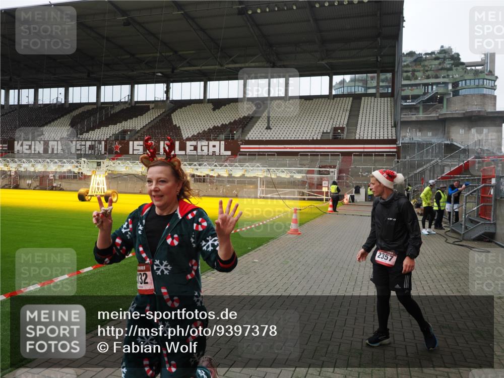 07.12.2025 - St. Pauli X-Mass-Run No. 15 Fabian Wolf http://msf.ph/oto/9397378 07.12.2025 10:44:40 Ziel 571, 1060, 1421, 2321, 2325, 3132 meine-sportfotos.de